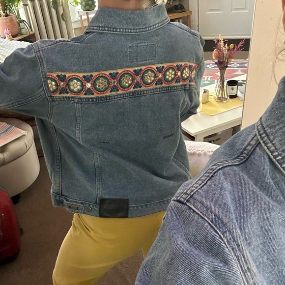 Vintage jean jacket with added embroidery - Picture 5 of 9